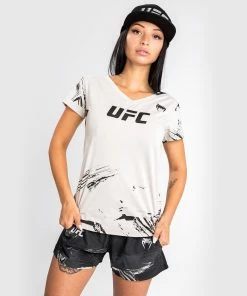 UFC Venum Authentic Fight Week Women's 2.0 Short Sleeve T-Shirt - Sand -Venum store 8 252F7 252F5 252F2 252F8752e1046db51e54d4c1d31a557455d4a82fb355 VNMUFC 00126 040 08 96898889 862c 4803 bf66 4077ebfaebe0